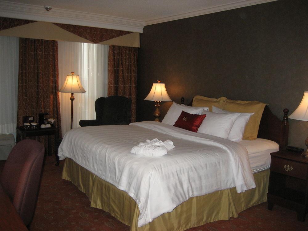 Hamilton Plaza Hotel And Conference Center Pokoj fotografie